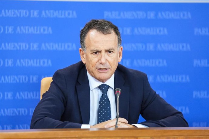 El portavoz adjunto del Grupo Parlamentario Popular, Pablo Venzal, durante la ronda de ruedas de prensa de portavoces de los grupos parlamentarios en el Parlamento de Andalucía, a 17 de septiembre de 2025 en Sevilla (Andalucía, España). Los portavoces de 