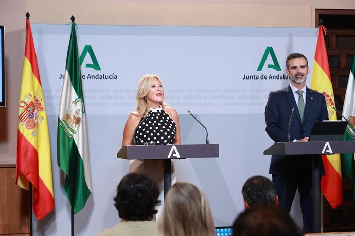 La consejera de Economía, Hacienda y Fondos Europeos y portavoz del Gobierno, Carolina España; y el consejero de Agricultura, Pesca, Agua y Desarrollo Rural, Ramón Fernández-Pacheco, comparecen en rueda de prensa tras el Consejo de Gobierno.