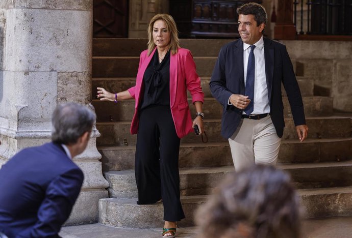 El president de la Generalitat, Carlos Mazón, acompanyat per la vicepresidenta de la Generalitat, Susana Camarero. 