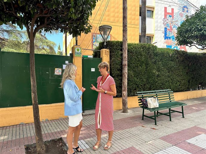 La secretaria de Educación del PSOE de Andalucía, Patricia Alba, y la secretaria general del PSOE de Estepona, Emma Molina.