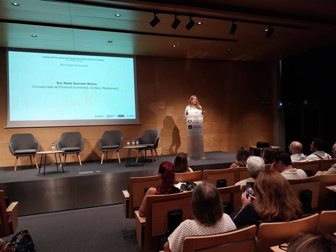 La comisionada de Promoción Económica, Comercio y Restauración del Ayuntamiento de Barcelona, Nadia Quevedo, durante su intervención en la jornada 'Reptes i bones pràctiques en els eixos comercials urbans: una mirada europea'.