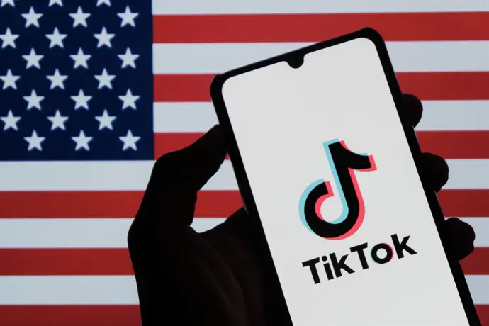 Logo de TikTok en un móvil con una bandera de Estados Unidos de fondo. - Algi Febri Sugita/ZUMA Press Wir / DPA