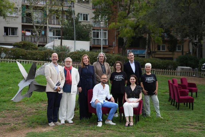El concejal Xavier Marcé, el director Josep Pons, las cantantes Elena Tsallagova y Paula Murrihy, el director general del Liceu, Valentì Oviedo y el director artistico Víctor García de Gomar, durante la presentación de 'La guineueta astuta' del Liceu