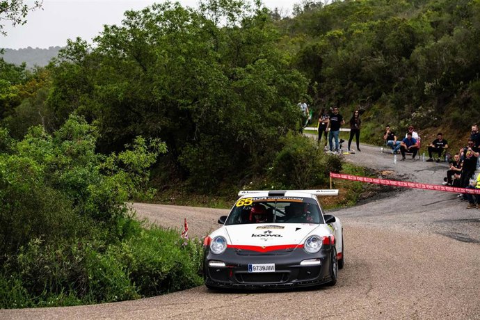 Archivo - Un grupo de personas observa el paso de un vehículo en el Rally Sierra Morena.