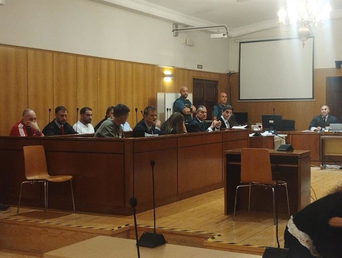 Los acusados por la 'operación Almendro' junto a sus letrados en el primer día del juicio en la Audiencia de Valladolid.