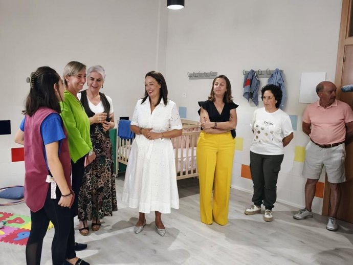 La consejera de Bienestar Social y Familia del Gobierno de Aragón, Carmen Susín, inaugura la casa de infancia de Alfambra (Teruel).