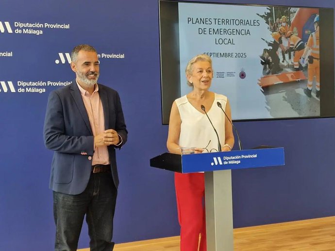 La vicepresidenta y diputada provincial de Atención al Municipio, María Francisca Caracuel, y el diputado provincial de Seguridad y Emergencias, Luis Rodríguez.