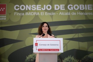 La presidenta de la Comunidad de Madrid, Isabel Díaz Ayuso, durante una rueda de prensa posterior a la reunión del Consejo de Gobierno, en la finca El Encín, a 17 de septiembre de 2025, en Alcalá de Henares, Madrid (España)