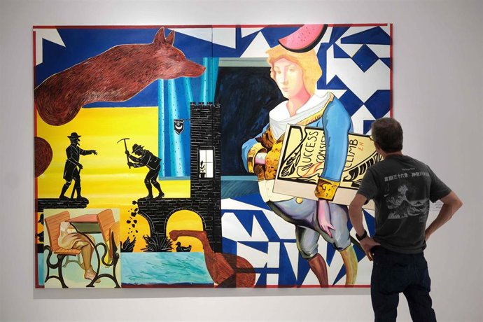 Una persona contempla una de las obras expuestas por la entidad.