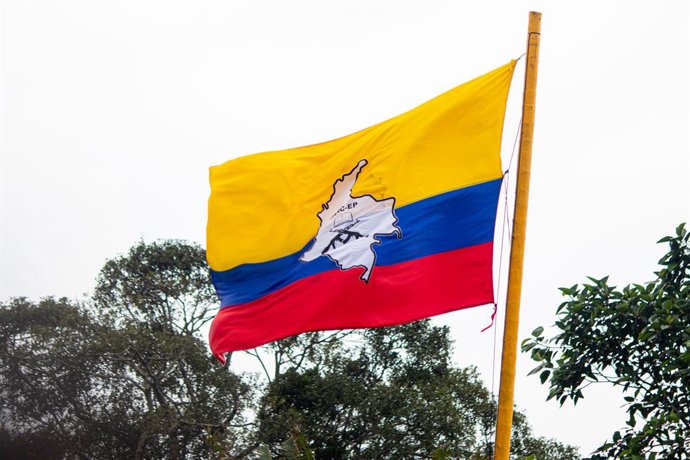 Archivo - Arquivo - 16 de abril de 2023, San Vicente del Caguan, Caqueta, Colômbia: Bandeira do grupo guerrilheiro colombiano FARC-EP durante o anúncio do Estado-Maior Central das FARC (EMC) de iniciar conversações de paz com o governo colombiano durante 