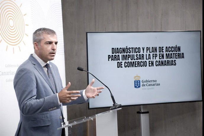 El vicepresidente y consejero de Economía del Gobierno de Canarias, Manuel Domínguez, en la presentación de un plan de acción para impulsar la FP en el comercio