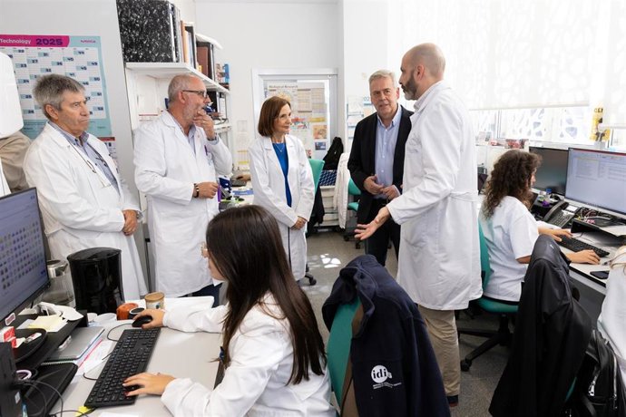 El conselleiro de Sanidade, Antonio Gómez Caamaño, visita las instalaciones del IDIS, en Santiago de Compostela.
