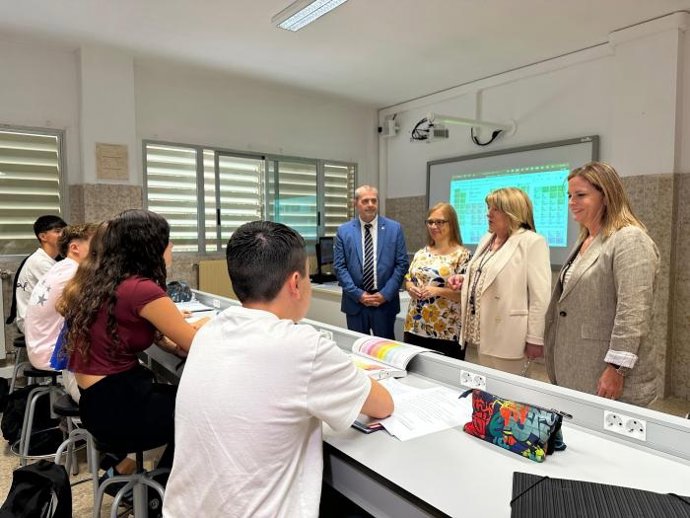La consejera de Educación, Cultura y Deporte del Gobierno de Aragón, Tomasa Hernández, visita el IES Picarral, donde comienza su andadura el Bachillerato de Investigación y Excelencia.