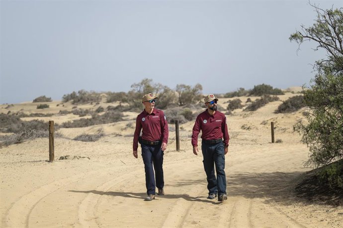 El operativo de Cabildo, Seprona y San Bartolomé de Tirajana para proteger las Dunas de Maspalomas se salda con 75 personas intervenidas y 18 denuncias
