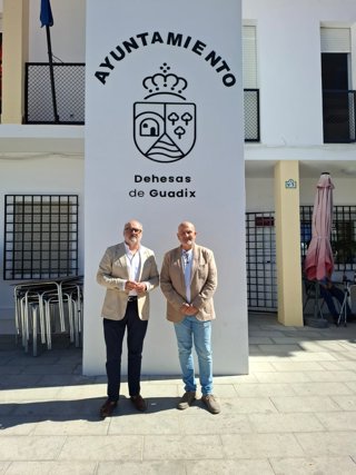 El delegado de Justicia, Administración Local y Función Pública de la Junta en Granada, Luis Recuerda, ha visitado Dehesas de Guadix