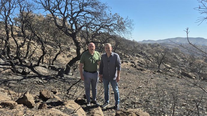 El senador del PSOE Antonio Martínez y el alcalde de Lubrín, Domingo Ramos, en la sierra afectada por los incendios de este verano.