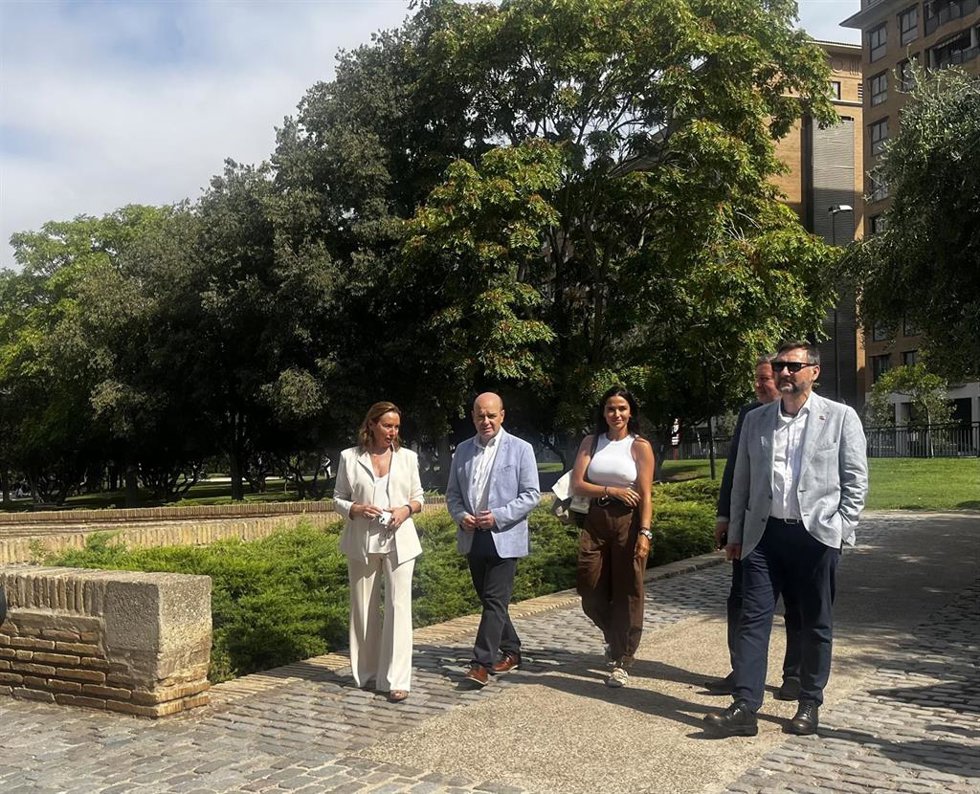 La eurodiputada y representante de Vox en la Comisión de Agricultura y Desarrollo Rural del Parlamento Europeo, Mireia Borrás, a su llegada este miércoles al Palacio de la Aljafería, acompañada por diputados de Vox en las Cortes de Aragón.