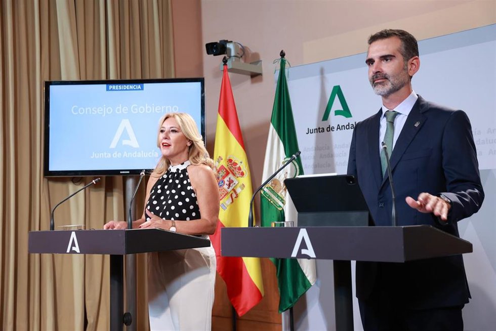La consejera de Economía, Hacienda y Fondos Europeos y portavoz del Gobierno, CarolinaEspaña; y el consejero de Agricultura, Pesca, Agua y Desarrollo Rural, Ramón Fernández-Pacheco, comparecen en la rueda de prensa. A 17 de septiembre de 2025, en Sevil