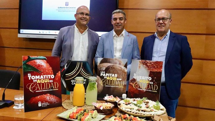El consejero de Agricultura, Ganadería y Pesca del Gobierno de Canarias, Narvay Quintero (c), durante la presentación de una campaña de productos locales