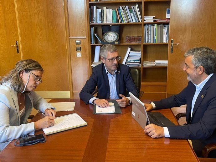 La directora general del Agua del MITECO, Dolores Pascual, el secretario de Estado de Medio Ambiente, Hugo Morán, y el consejero de Movilidad, Medio Ambiente y Gestión de Emergencias, Alejandro Calvo.