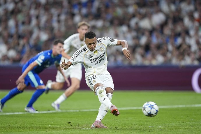 El delantero francés Kylian Mbappé marca un penalti con el Real Madrid CF, ante el Olympique de Marsella en el Estadio Santiago Bernabéu.