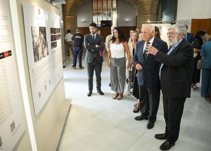 El presidente del Parlamento de Andalucía, Jesús Aguirre, este miércoles recorriendo la exposición que recuerda los 50 años transcurridos del primer atentado masivo de ETA, cometido en la cafetería Rolando en Madrid.