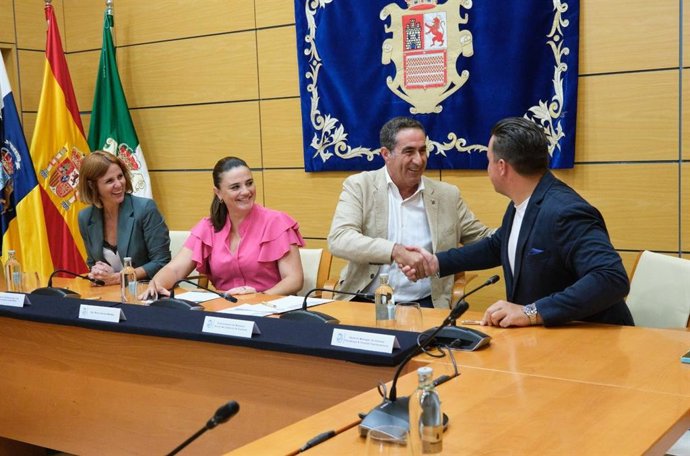 El viceconsejero de Bienestar Social, Francisco Candil, y el general manager de Meliá Hoteles, Lucas Torán, firman un acuerdo de colaboración