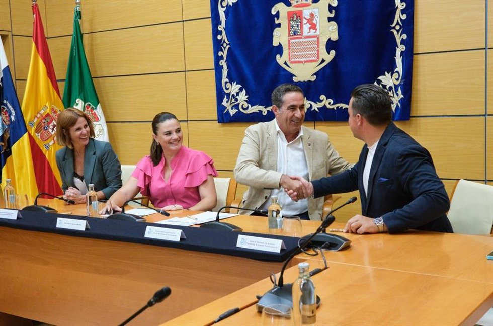 El viceconsejero de Bienestar Social, Francisco Candil, y el general manager de Meliá Hoteles, Lucas Torán, firman un acuerdo de colaboración