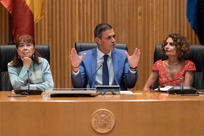 El presidente del Gobierno, Pedro Sánchez, acompañado por la vicepresidenta del Gobierno y ministra de Hacienda, María Jesús Montero y por la presidenta del PSOE, Cristina Narbona, en la reunión de la comisión Interparlamentaria del PSOE en el Congreso.