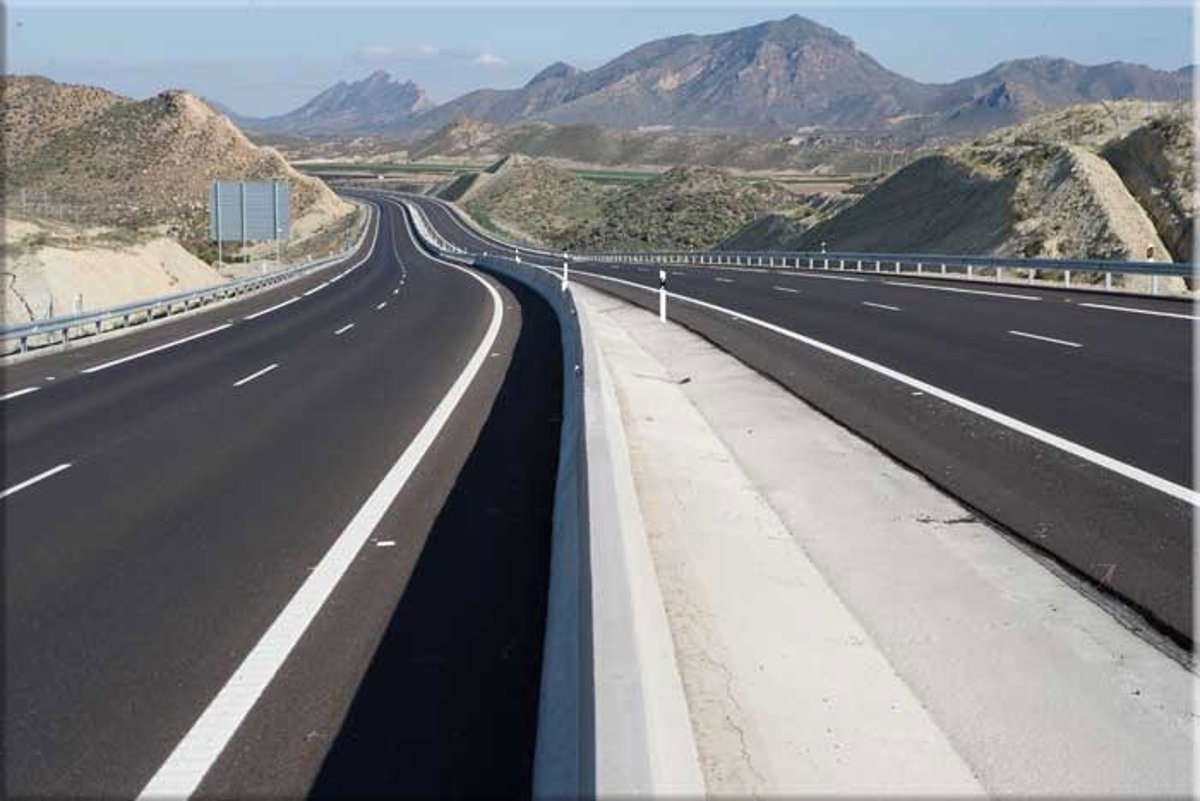 Mueren dos personas tras el choque de dos vehículos y el incendio de uno de ellos en la AP-7 en Pulpí (Almería)