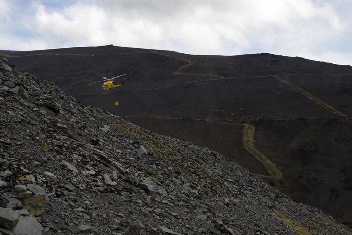 Un helicóptero trabaja en las labores de extinción del incendio, a 7 de septiembre de 2025, en Casaio, Ourense, Galicia (España). El incendio de Carballeda de Valdeorras, declarado en la tarde del sábado, 6 de septiembre, en la parroquia de Casaio, avanza