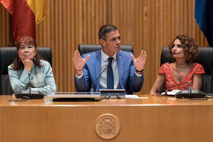 El presidente del Gobierno, Pedro Sánchez, acompañado por la vicepresidenta del Gobierno y ministra de Hacienda, María Jesús Montero, el portavoz del grupo socialista en el Congreso, Patxi López, y por la presidenta del PSOE, Cristina Narbona, preside  la