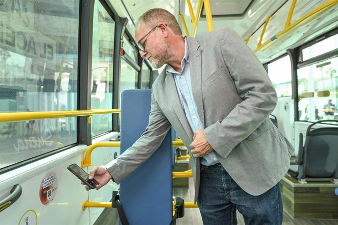 Quevedo, Rosana, Pedro Guerra y un centenar de artistas isleños amenizan los viajes en Guaguas Municipales a través del proyecto Canarias Suena Mediante diferentes códigos QR