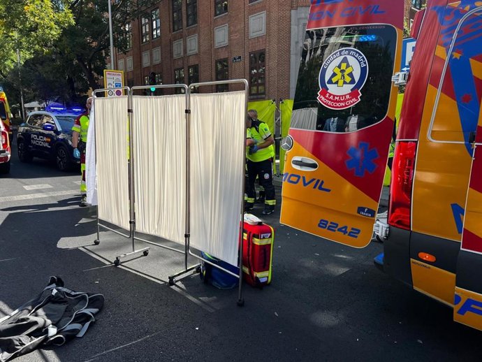 Ambulancia del Samur-Protección Civil en un accidente de tráfico en Chamberí