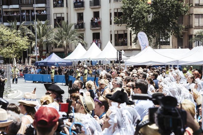 Archivo - Público asistente a una mascletá de les Fogueres de Sant Joan en la ciudad de Alicante