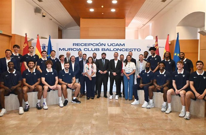 El presidente de la Comunidad, Fernando López Miras, recibe en el Palacio de San Esteban al UCAM Murcia Club de Baloncesto
