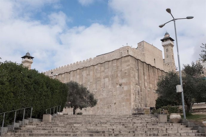 Archivo - Arquivo - 4 de dezembro de 2019, Hebron, Cisjordânia: Um grande recinto retangular da era herodiana fica sobre a Caverna dos Patriarcas em Hebron, conhecida pelos judeus como a Caverna de Machpelah e pelos muçulmanos como o Santuário de Abraão. 