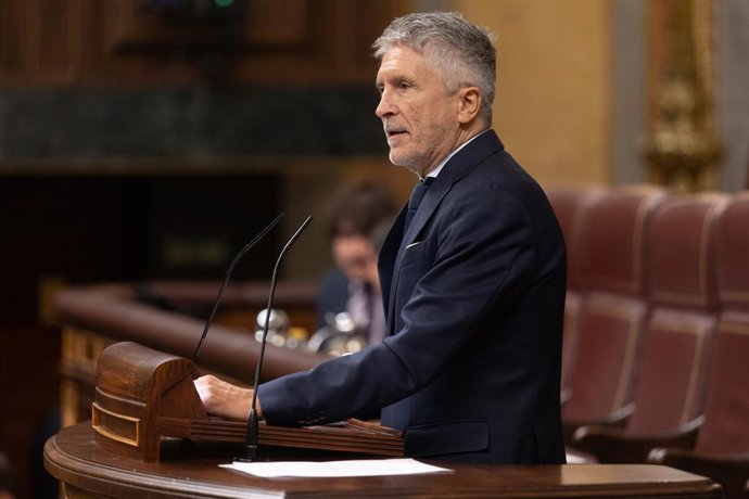El ministro de Interior, Fernando Grande-Marlaska, interviene  durante una sesión plenaria en el Congreso de los Diputados, a 17 de septiembre de 2025, en Madrid (España). El presidente del Gobierno, Pedro Sánchez, responde hoy en la sesión de control del