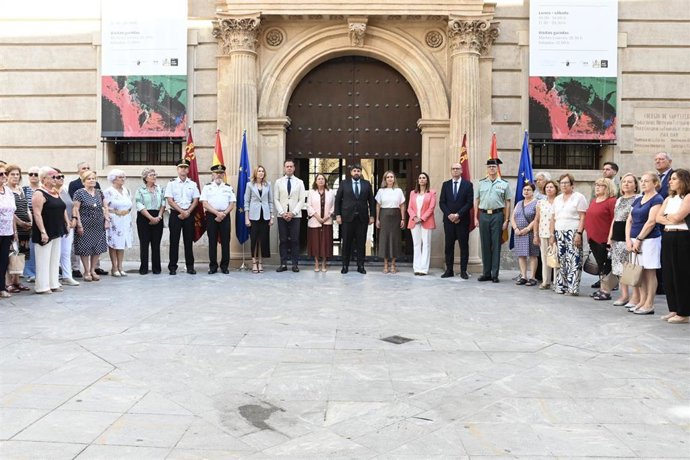 El Ejecutivo regional, con su presidente, Fernando López Miras, a la cabeza, guarda un minuto de silencio frente al Palacio de San Esteban por la mujer asesinada este martes a manos presuntamente de su marido en la diputación cartagenera de El Algar