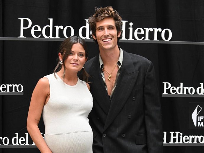 Bea Gimeno y Nacho Aragón posan en el photocall del desfile de Pedro del Hierro en la MBFWM, a 17 de septiembre de 2025, en Madrid (España).