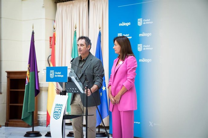 El concejal delegado Derechos Sociales, Diversidad, Igualdad y Accesibilidad, Francisco Cantos, junto a la presidenta de AFA Málaga, Maria José Domingo, han presentado las distintas acciones del 35 aniversario de AFA.