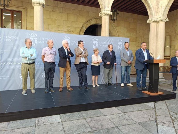 El presidente de la Diputación de León, Gerardo Álvarez Courel (derecha), en el acto de homenaje a las Casas de León en España.