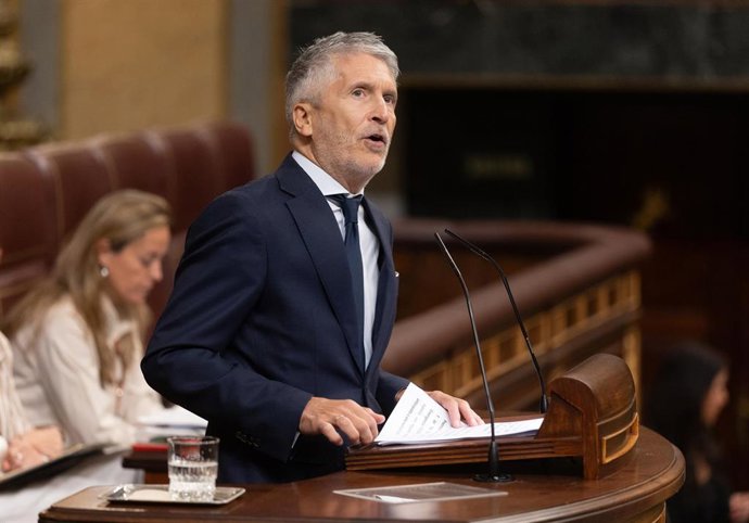 El ministro de Interior, Fernando Grande-Marlaska, interviene  durante una sesión plenaria en el Congreso de los Diputados
