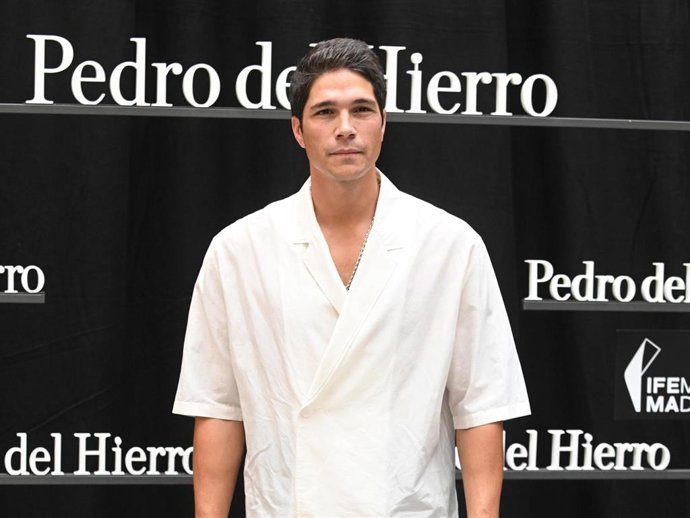 Pablo Castellano posa en el photocall del desfile de Pedro del Hierro en la MBFWM, a 17 de septiembre de 2025, en Madrid (España).