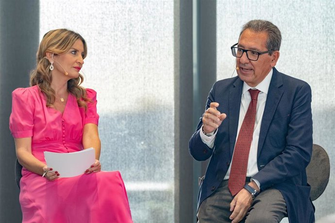 El presidente de AFA y de la Fundación Cajasol, Antonio Pulido, conversa con la periodista Amalia Bulnes, en la primera edición de la 'Tertulia del Tercer Sector'.