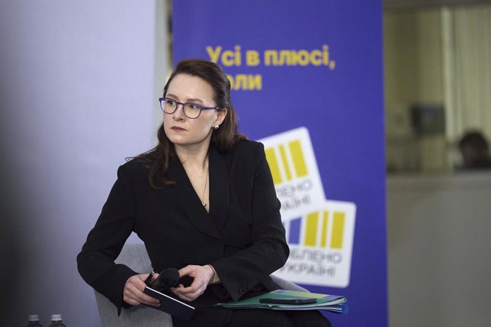 Archivo - Arquivo - 2 de abril de 2025, Dnipro, Oblast de Dnipropetrovsk, Ucrânia: A ministra da Economia da Ucrânia, Yulia Svyrydenko, ouve durante uma reunião com líderes empresariais e fabricantes, em 2 de abril de 2025, em Dnipro, Oblast de Dnipropetr