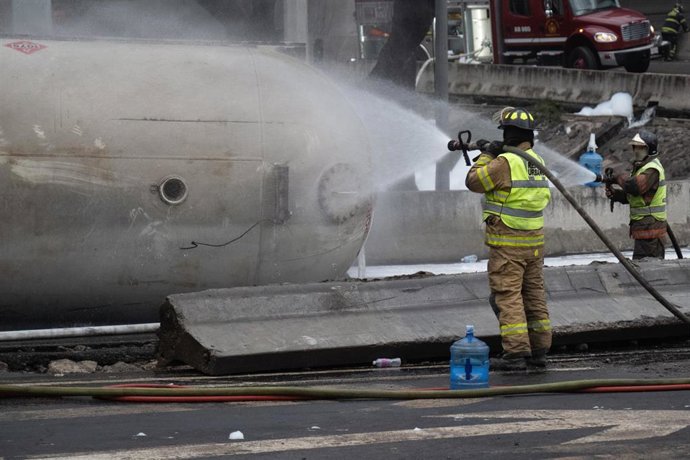 Bomberos extinguen un incendio provocado por una explosión de un camión cisterna en Ciudad de México