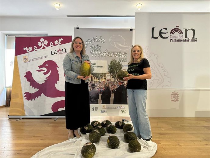 La presidenta de la Asociación Cultural García I, Ángeles González Espadas (derecha) y la concejala de Fiestas de León, Camino Orejas (izquierda), tras la reunión mantenida sobre la celebración de la romería de La Melonada.