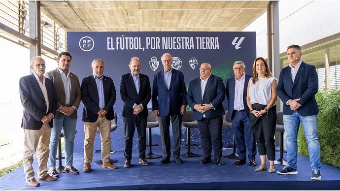 Los presidentes de Cultural y Deportiva Leonesa, Ponferradina, Zamora y Ourense , el jefe de gabinete de presidencia de LaLiga, Víctor Martín, y con el presidente de la RFEF, Rafael Louzán, junto a Vicente del Bosque en Las Rozas.