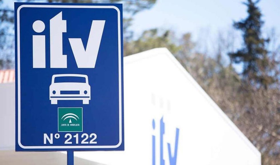 Archivo - Cartel de ITV en Andalucía. (Foto de archivo).